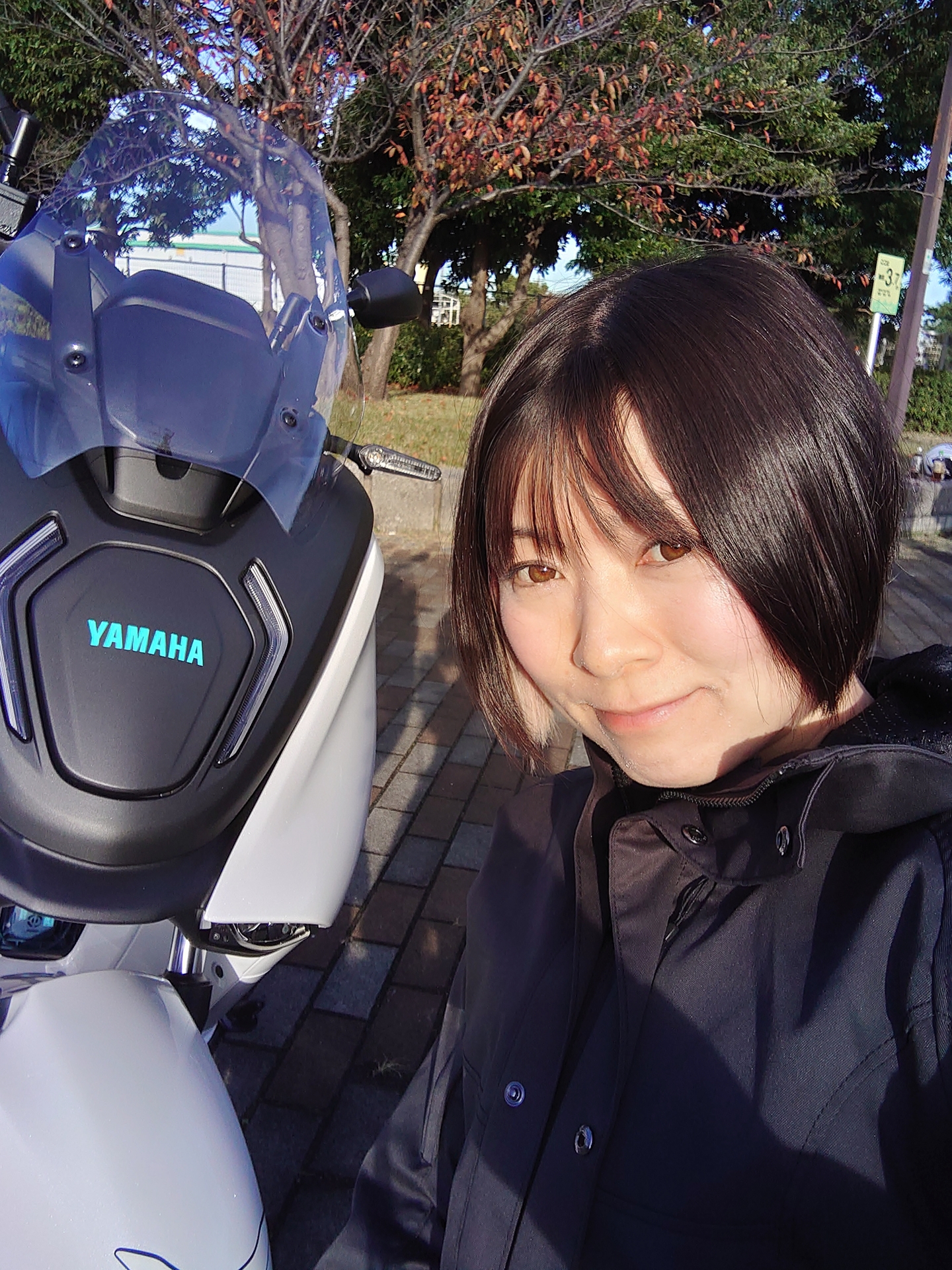 ヤマハ「E01」は未来感あふれるデザインと安定感ある走りが魅力のEVスクーター